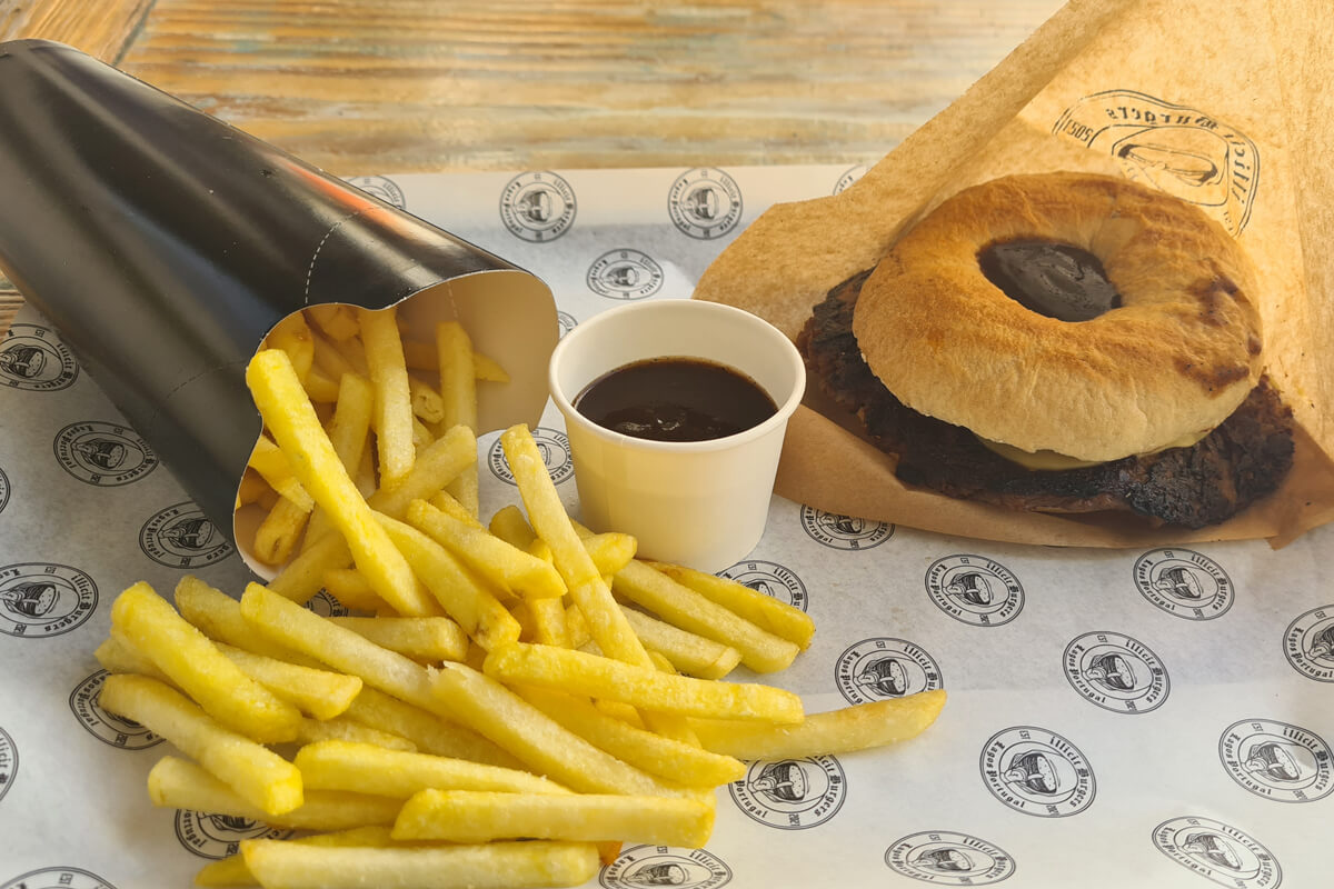 Veganer Burger mit Pommes bei Illicit
