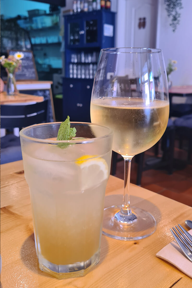 Fruchtige Limonade und portugiesischer Wein im Estudio Vegetarianio