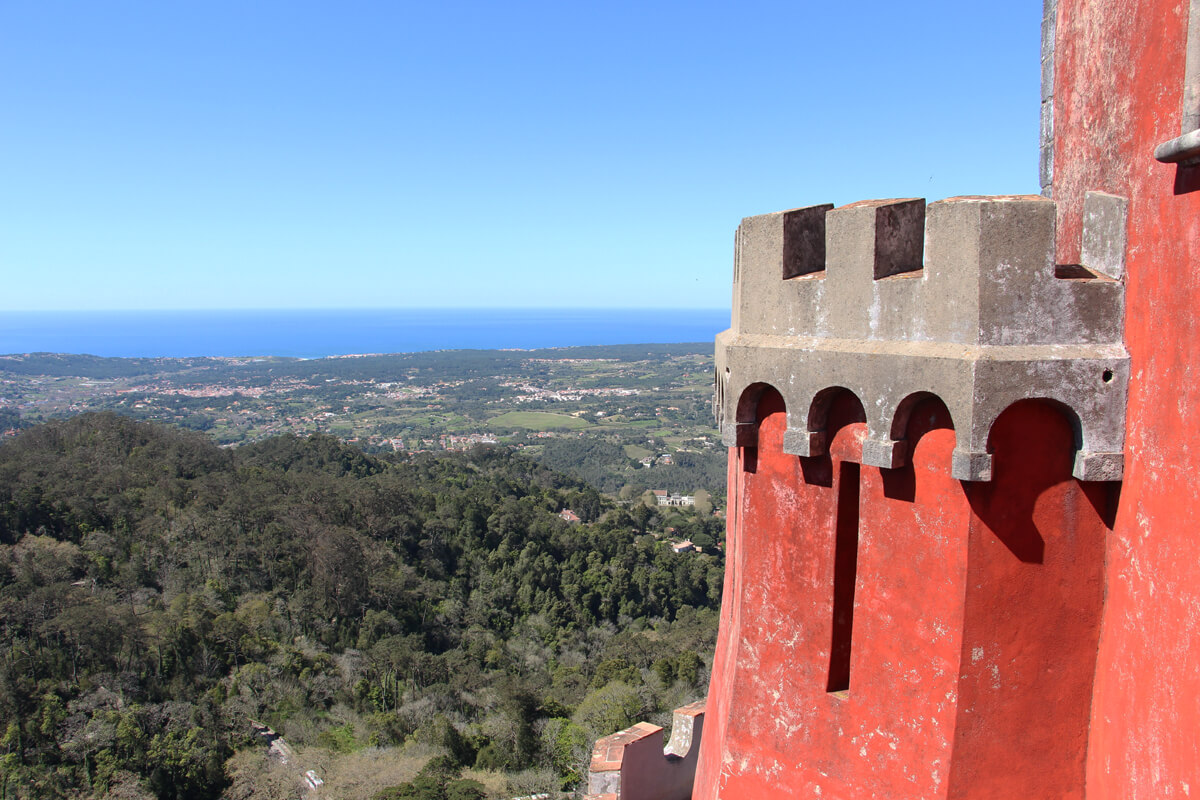 Der Ausblick vom Schlosshof reicht bis zur Küste.