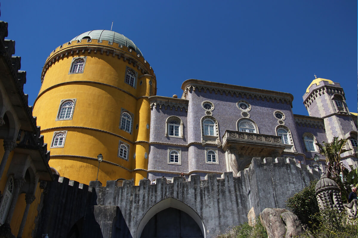Gelbe Türme und blaue Kacheln an der Fassade des Pena Palace