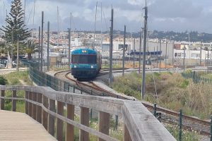 Regionalzug an der Algarve in Portugal