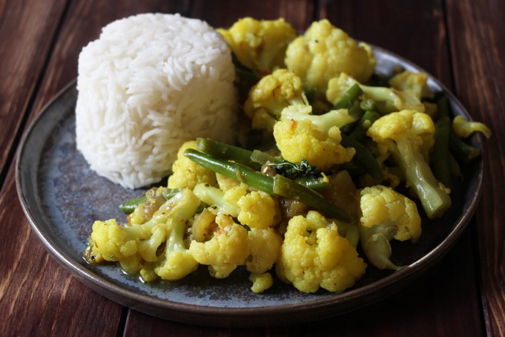 Veganer Fried Basil mit Blumenkohl und Reis