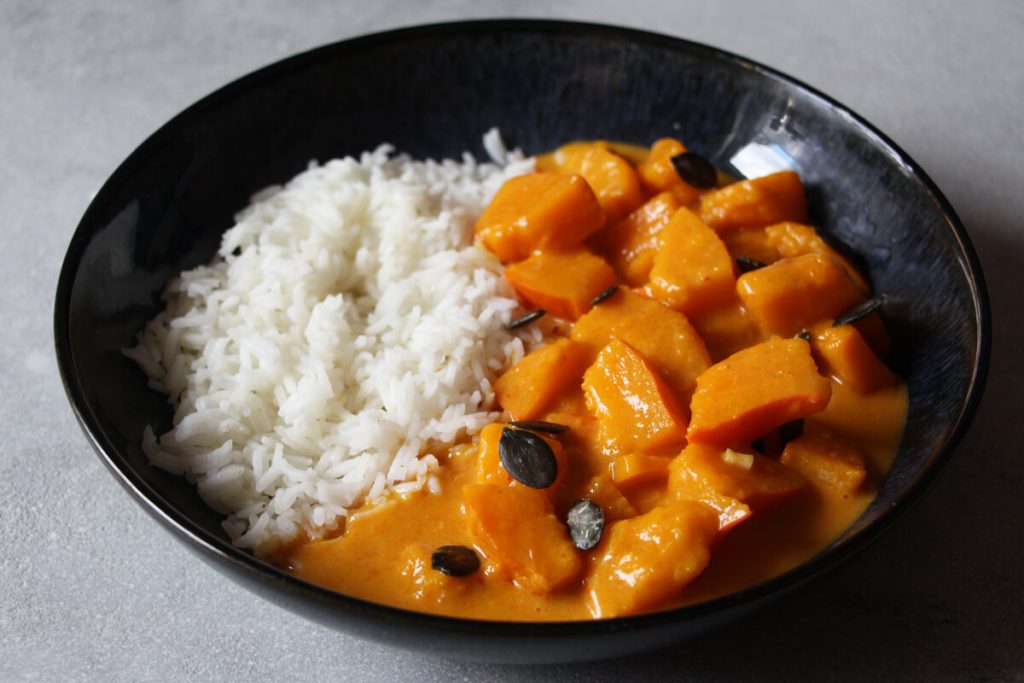 veganes Kürbis-Curry in einer Bowl mit Reis