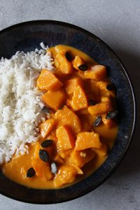 veganes Kürbis-Curry in einer Bowl mit Reis