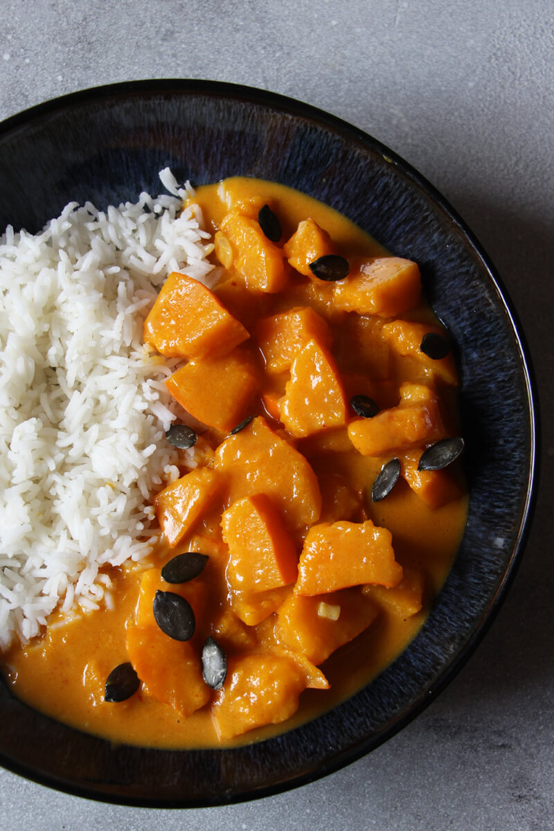 veganes Kürbis-Curry in einer Bowl mit Reis