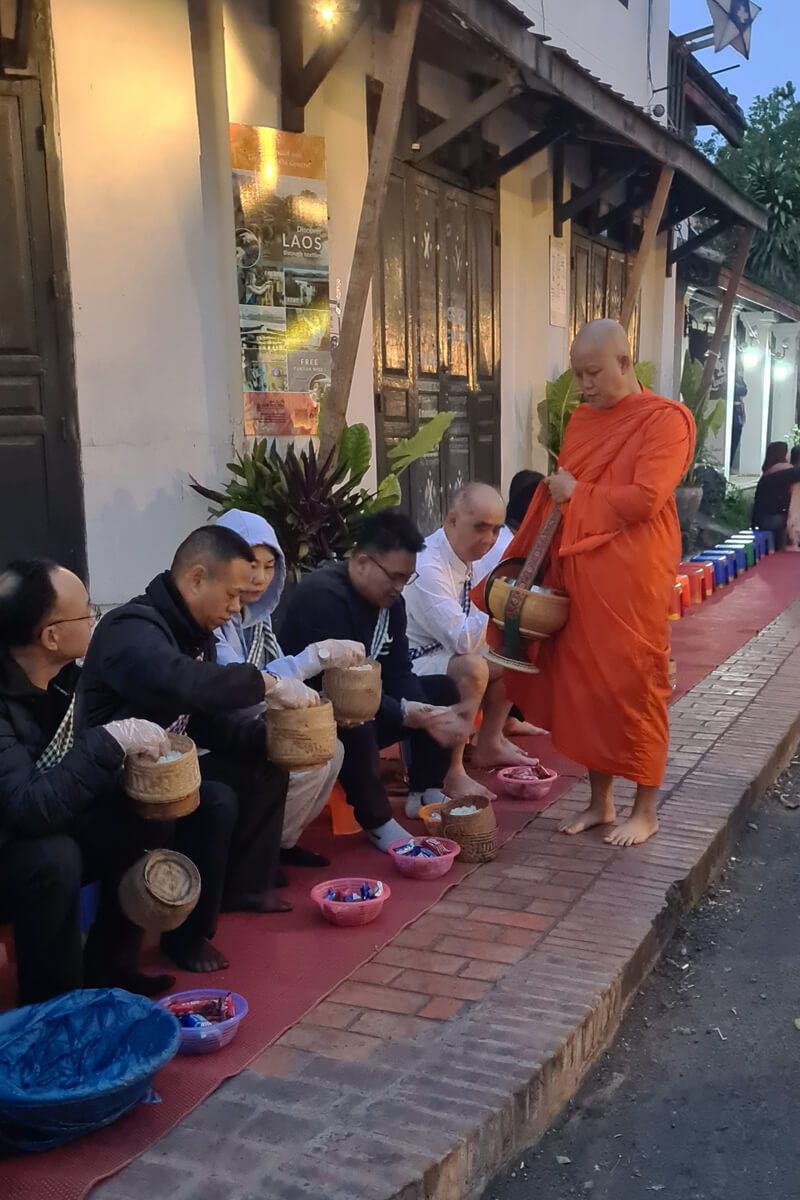 Ein Mönch beim morgendlichen Almosengang