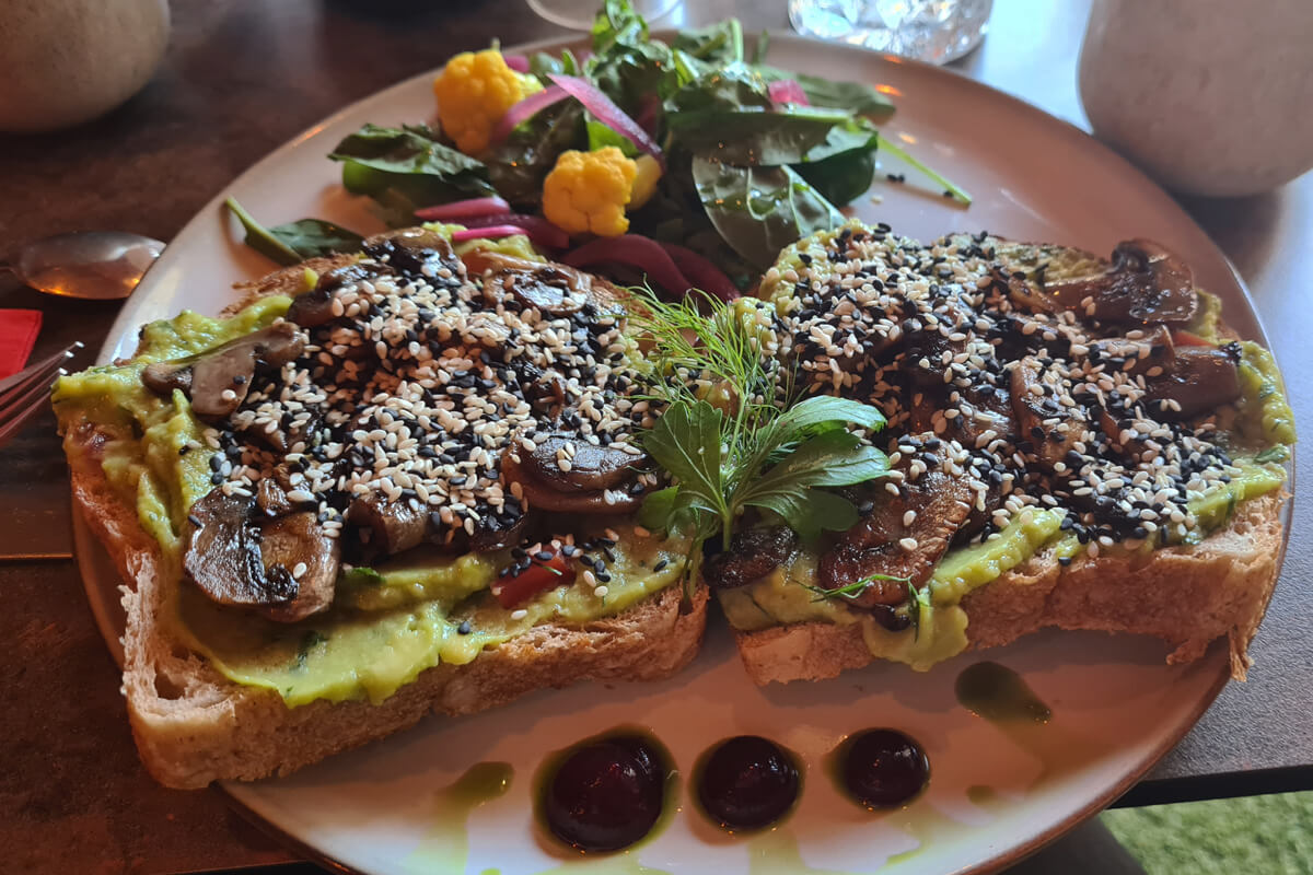 Avocadotoast mit gebratenen Pilzen und Sesam