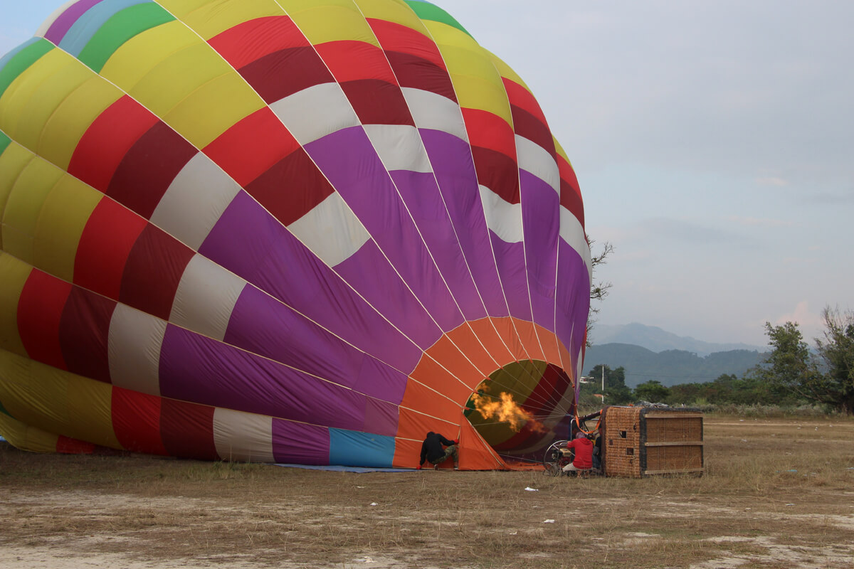 Der Heißluftballon wird mit Luft gefüllt.