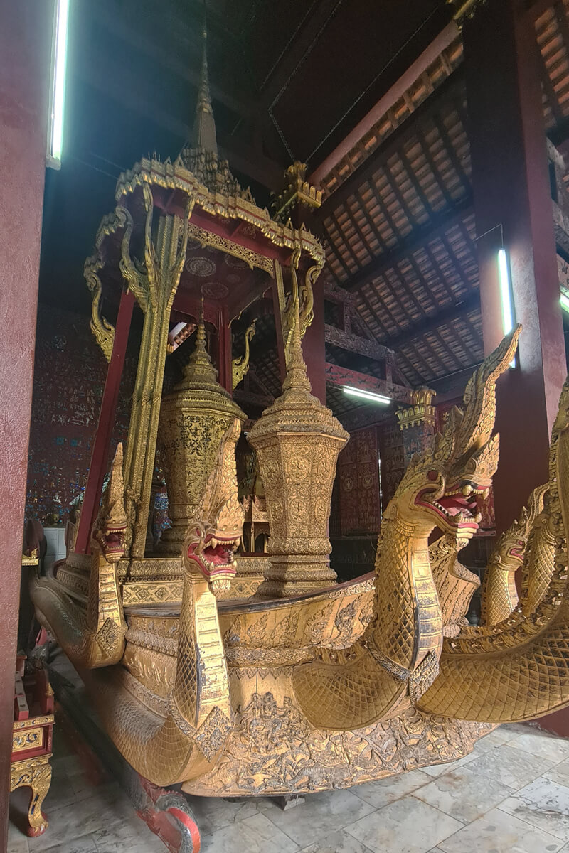 Bestattungswagen der Königsfamilie mit goldenen Naga-Schlangen