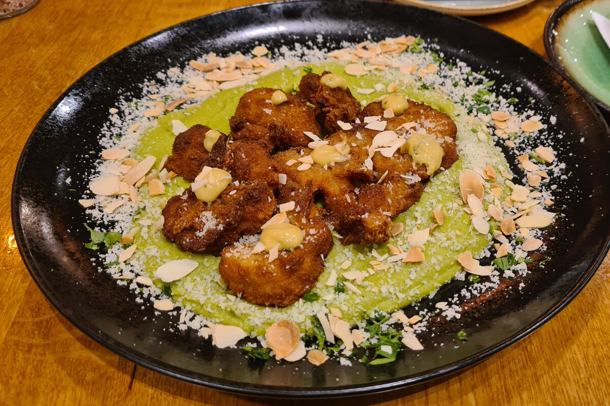 Blumenkohlschnitzel auf Erbsenpürree