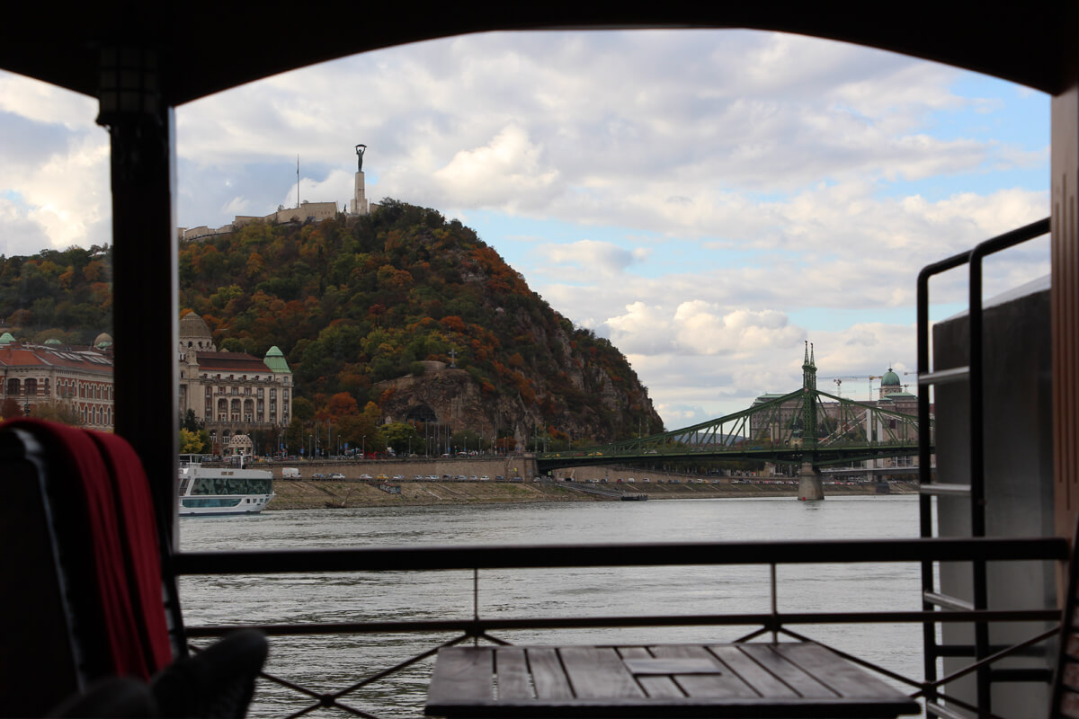 Blick aus dem Boot auf den Gellertberg