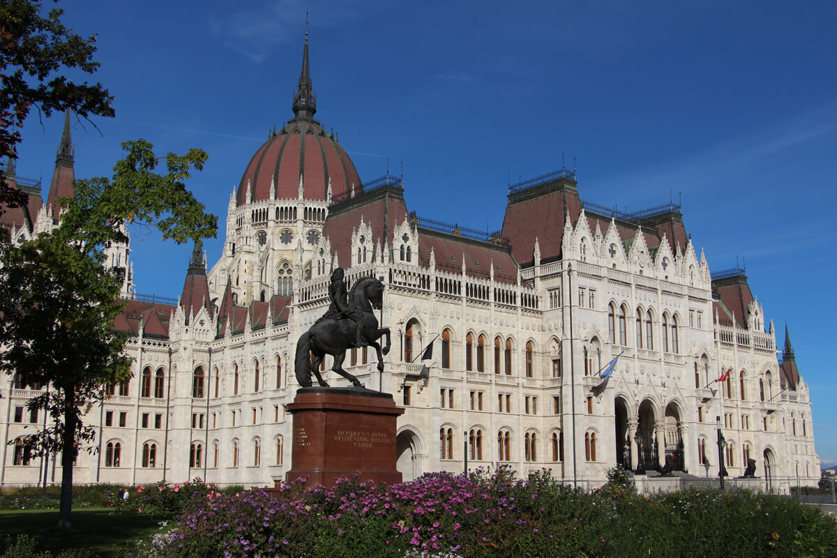 Pferdestatue vor dem Budapester Parlament