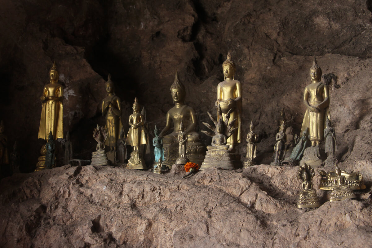 Lauter kleine Buddha Figuren sind hier platziert