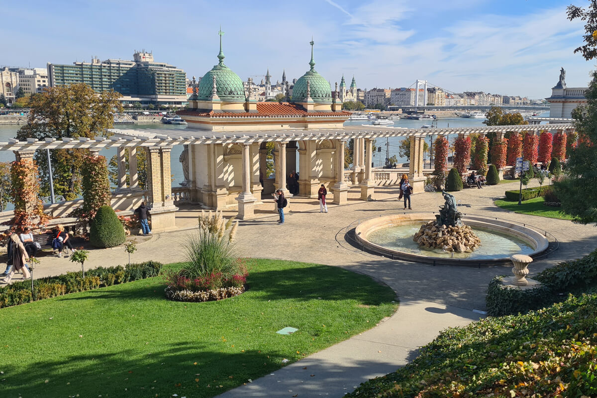 Burggarten mit Brunnen und Pflanze