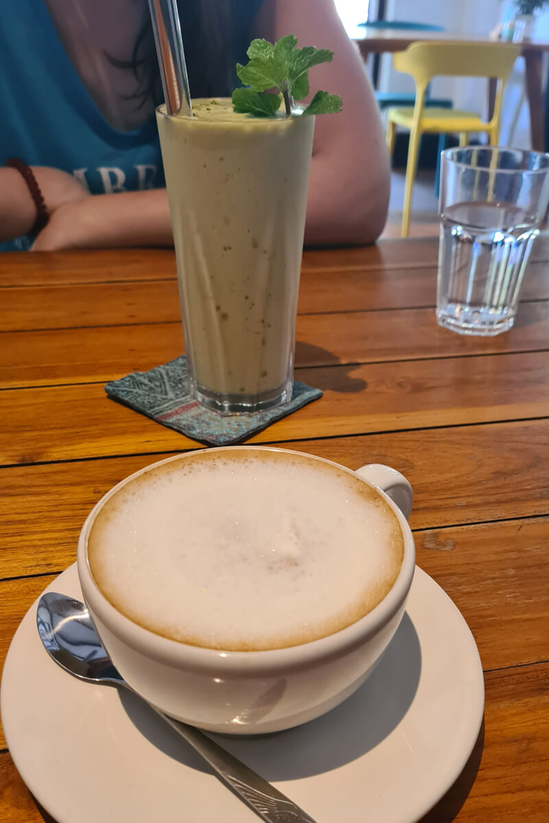 Cappuccino und grüner Smoothie im Cat Café