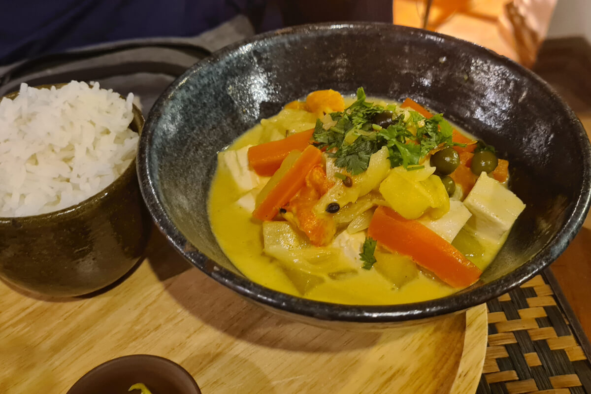 Gemüsecurry mit Tofu im Grasshopper