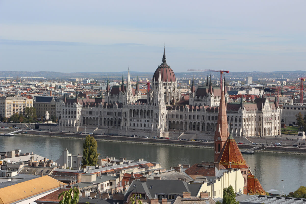 Panoramablick auf das Parlament in Budapest