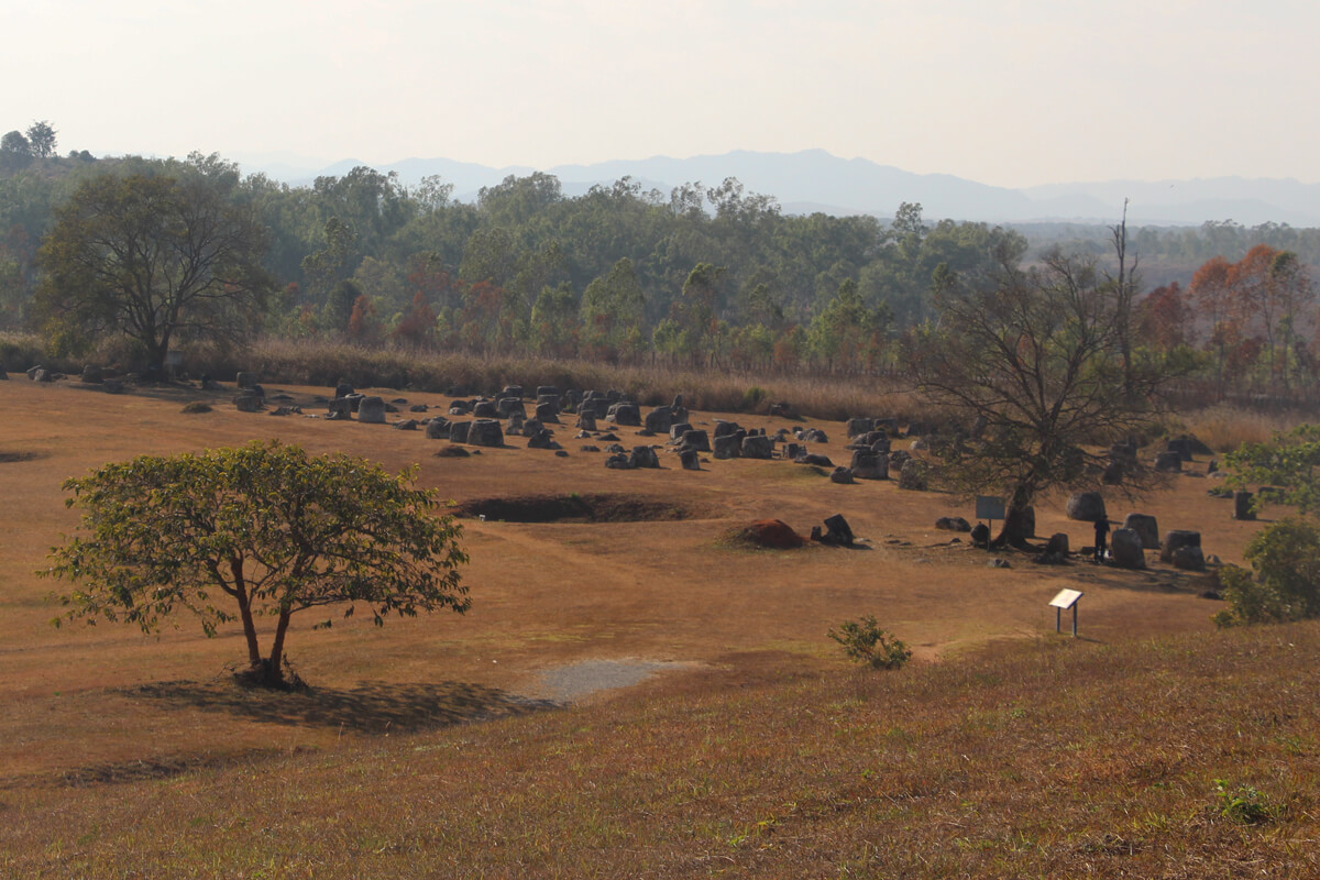 Blick über das Feld mit Bomenkratern und Steinkrügen