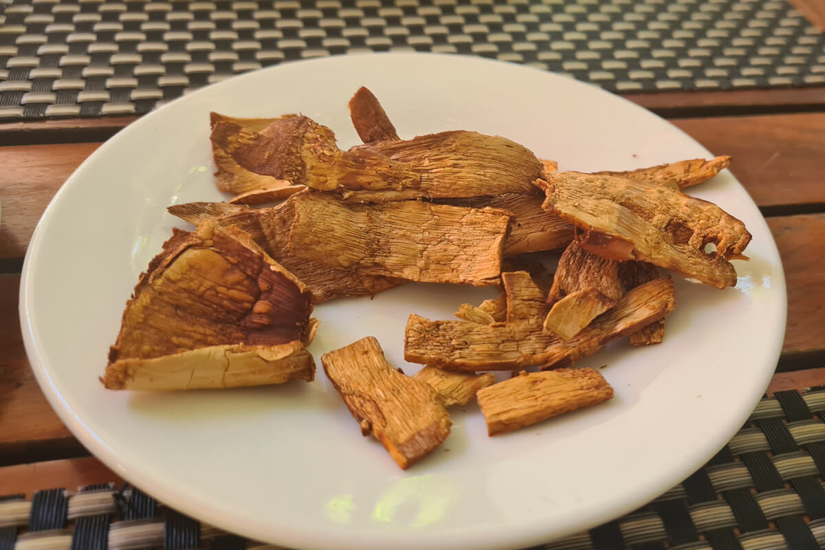 gewürzte und frittierte Bambusstücke als Snack