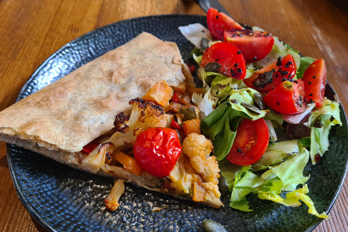 vegane Galettes mit Beilagensalat