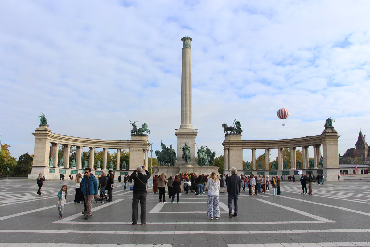 Heldenplatz mit Statuen und Säule