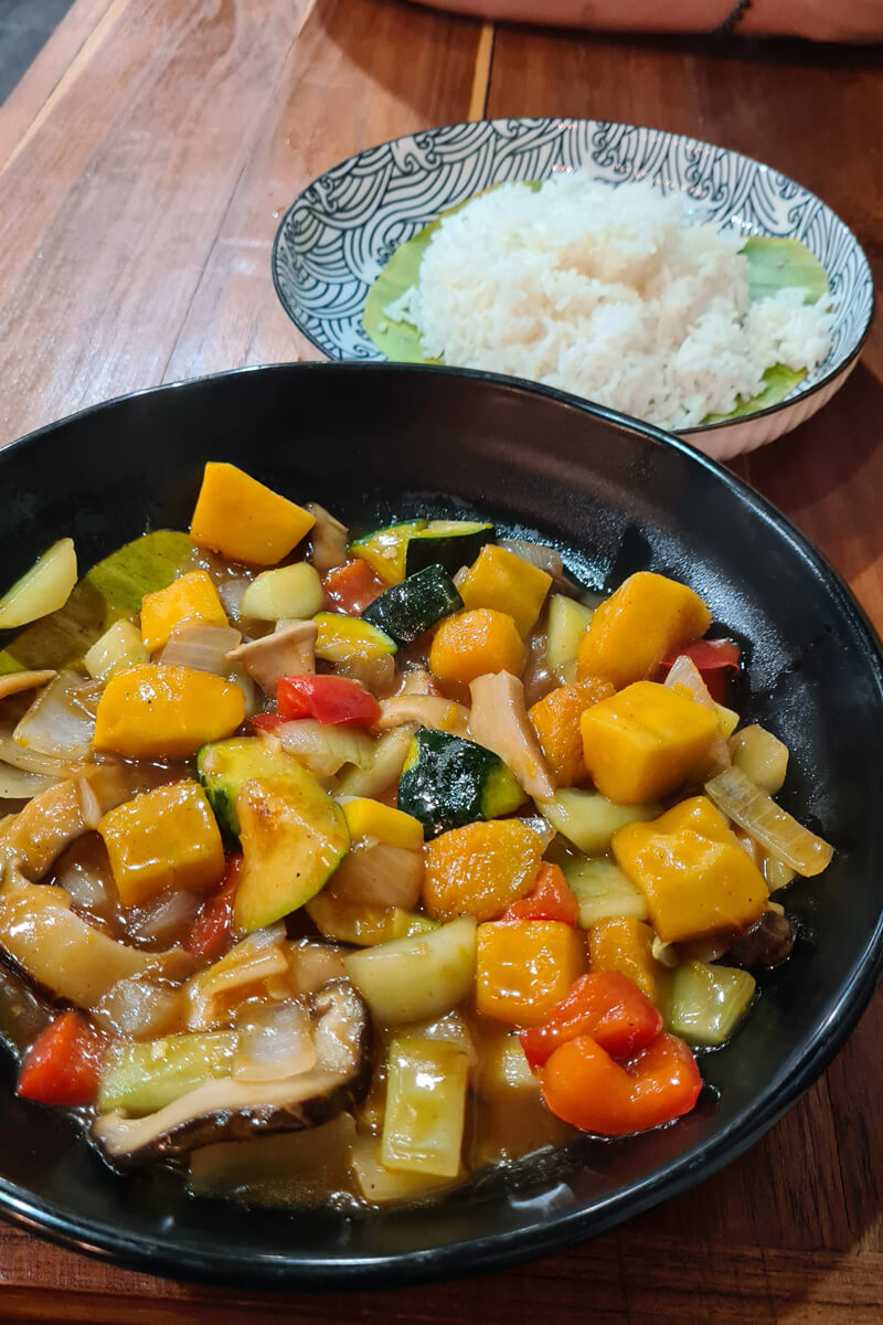 Kürbis mit weiterem Gemüse in süß-saurer Soße