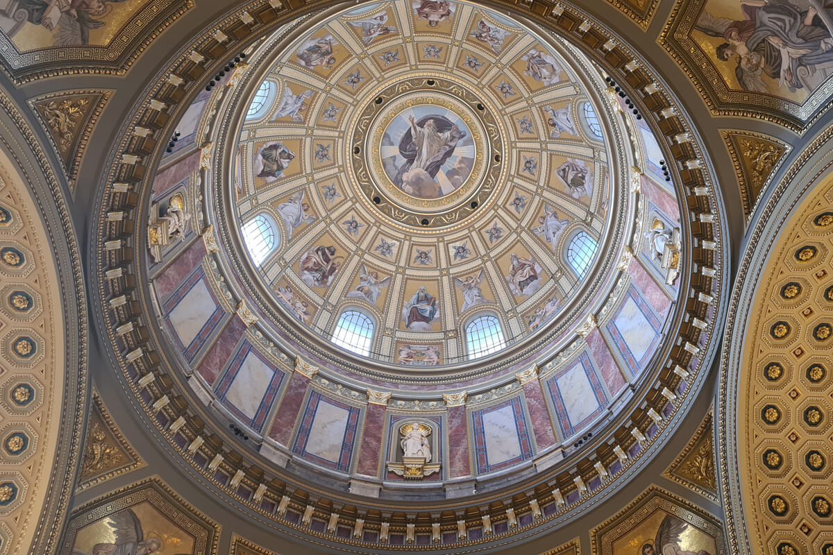 Kuppel mit Malereien in der St. Stephans Basilika