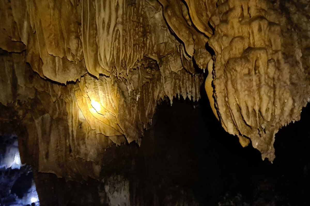 Tropfsteineformationen in der Loup Cave in Vang Vieng