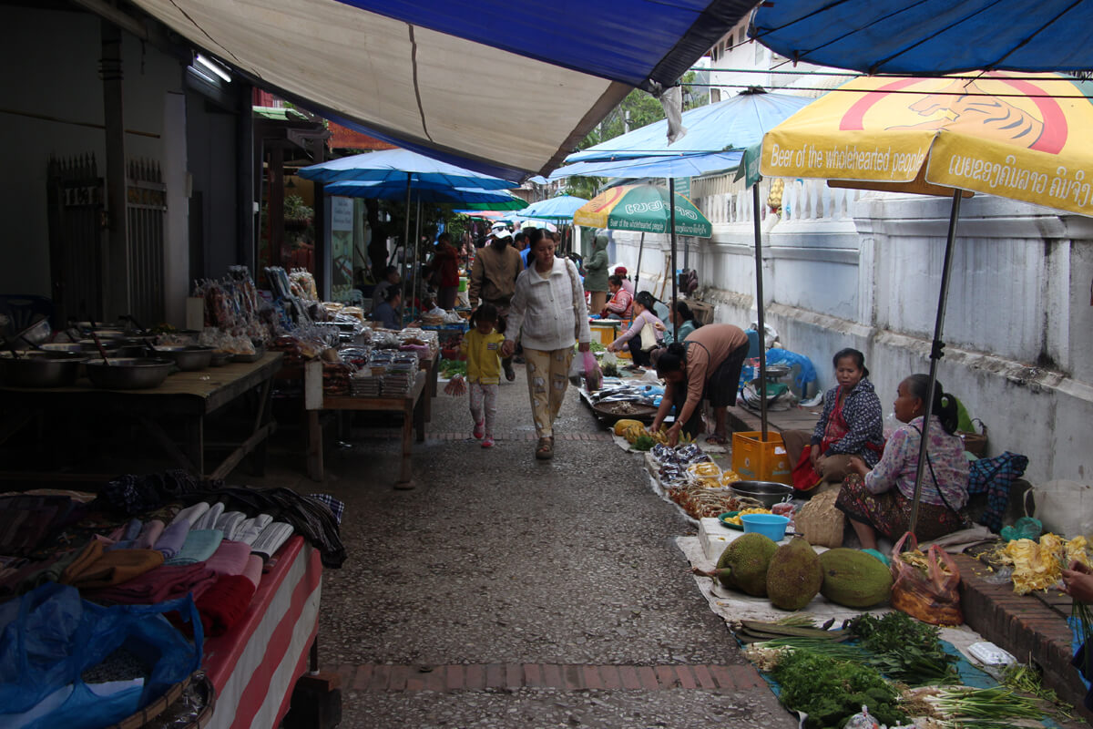 Kleine Stände mit Obst und Gemüse auf dem Morning Market