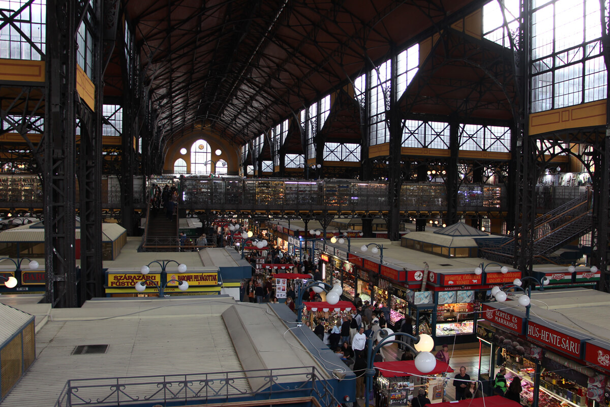 Blick über die Stände der alten Markthalle
