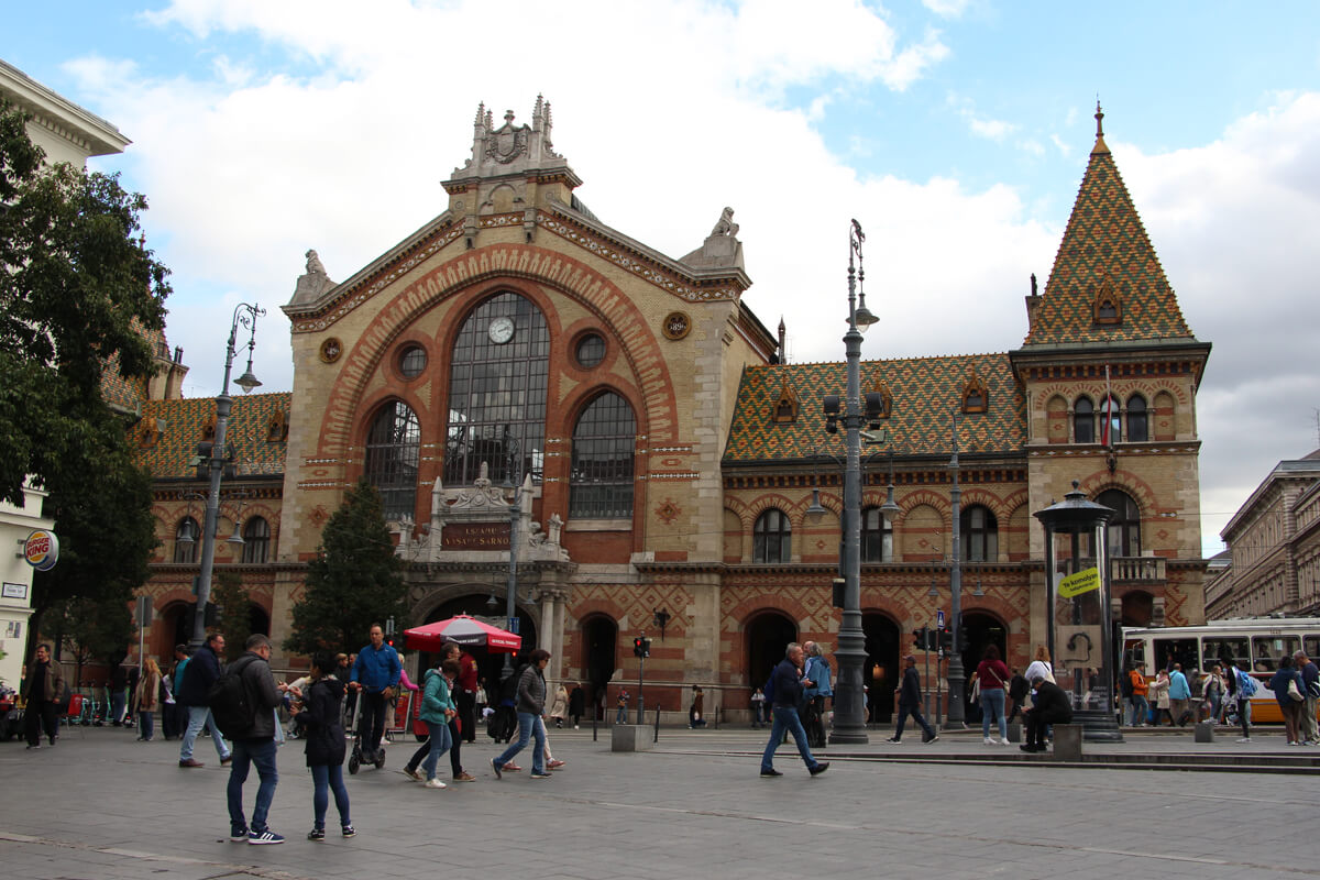 Budapester Markthalle mit bunt gekacheltem Dach