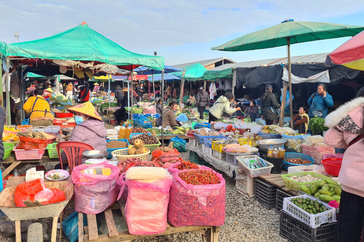 Stände mit frischen Lebensmitteln auf dem Morning Market in Phonsavan.