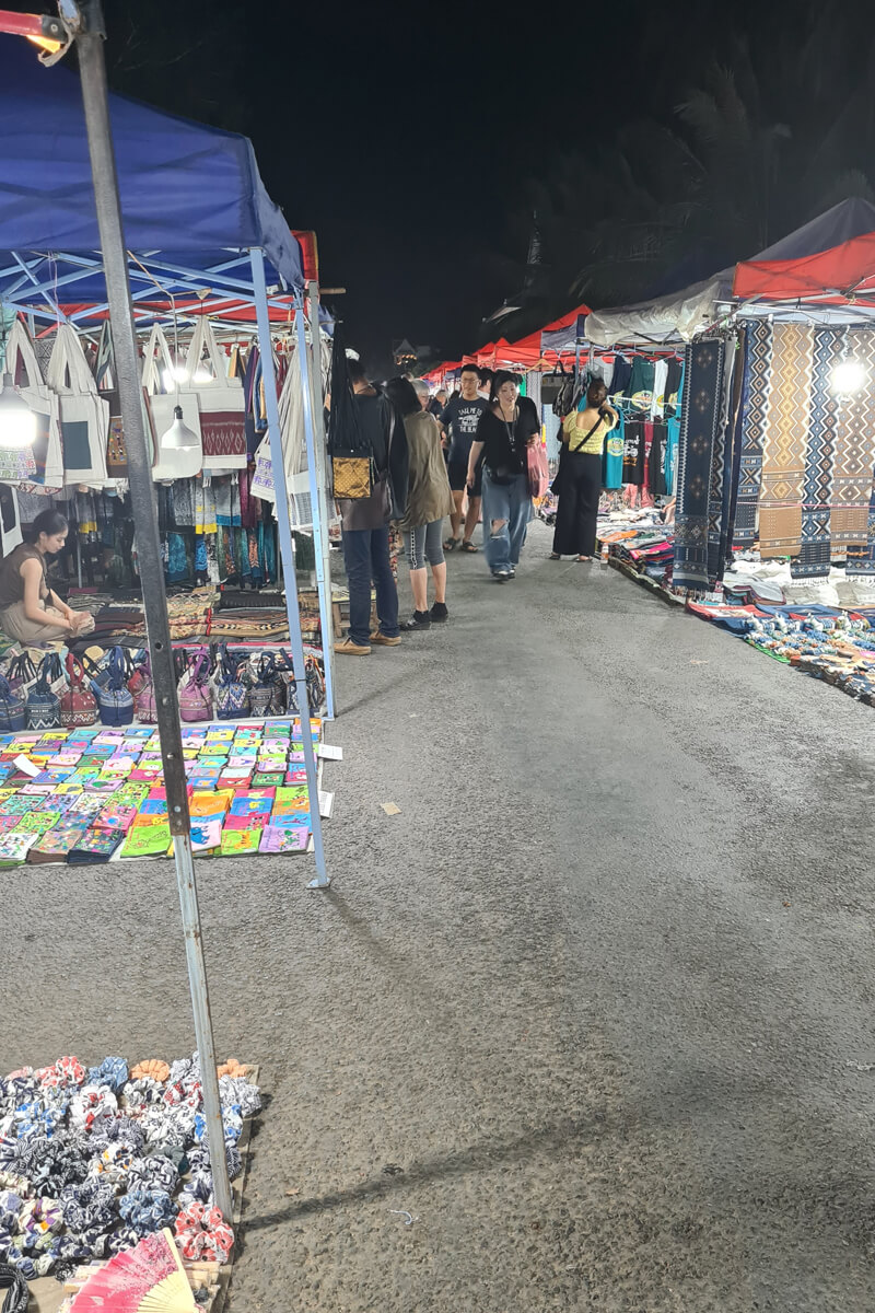 Bunte Stände auf dem Nachtmarkt in Luang Prabang