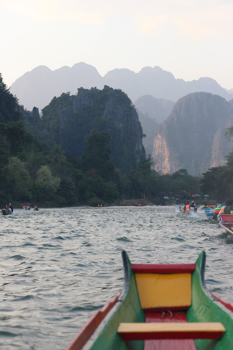 Longtailboote auf dem Nam Song River in Vang Vieng