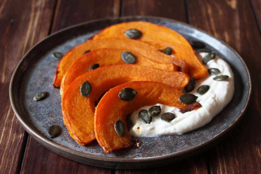 Ofenkürbis in Spalten auf veganer Fetacreme