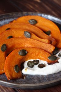 Ofenkürbis in Spalten auf veganer Fetacreme
