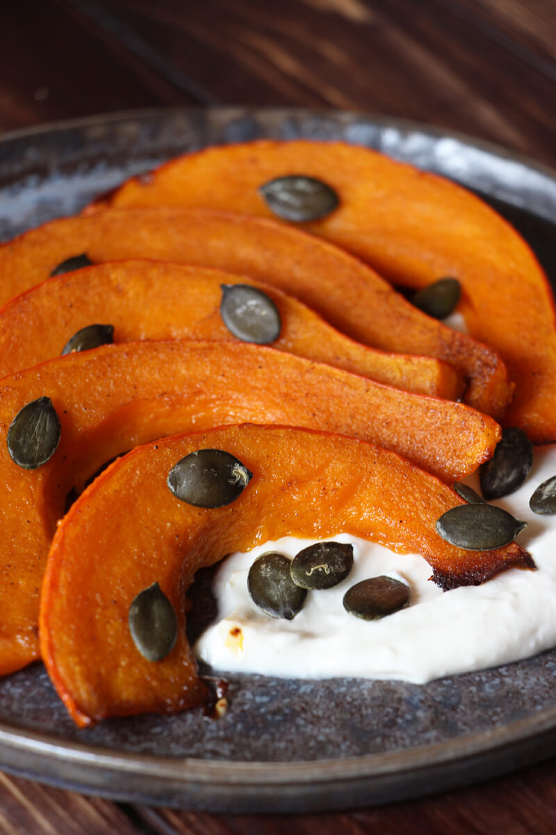 Ofenkürbis in Spalten auf veganer Fetacreme