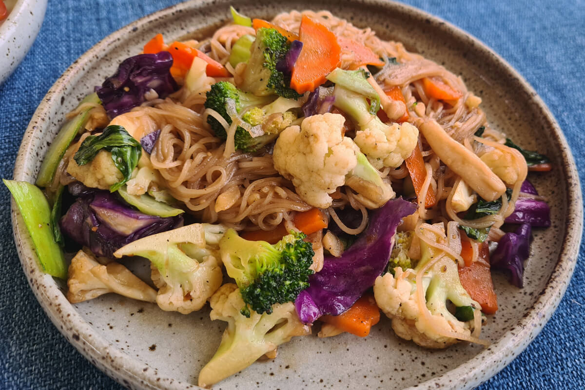 Pad Lao mit buntem Gemüse