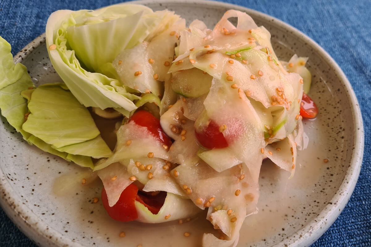 Papayasalat mit breiten Streifen und Thai-Aubergine