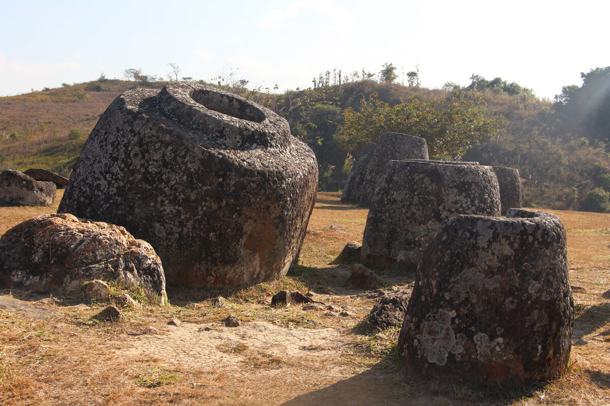 Große Steinkrüge in der Plain of Jars Site 1