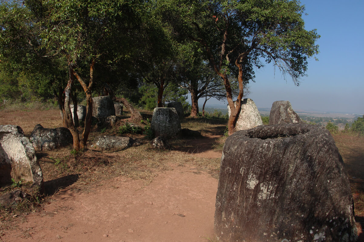Steinkrüge auf einem Hügel