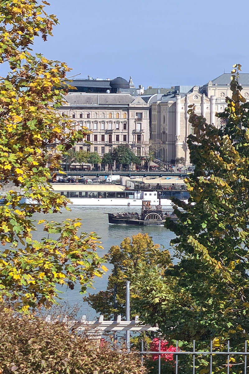 Ein altes Schaufelradschiff fährt über die Donau