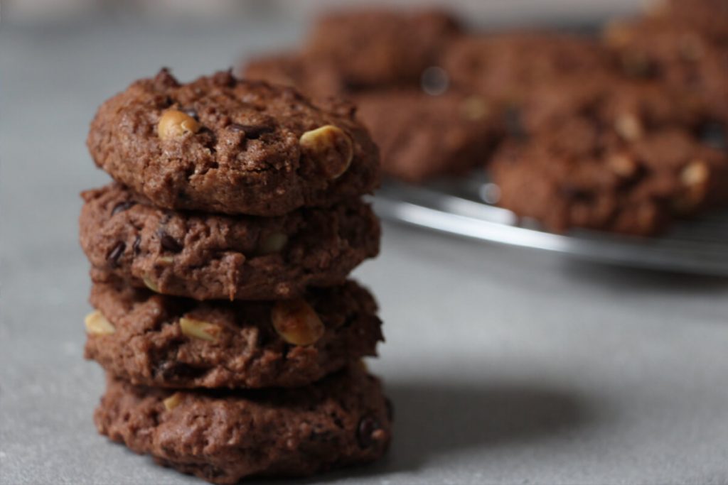 vegane Schoko-Erdnuss Cookies aufeinander gestapelt