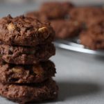 Rezept: vegane Schoko-Erdnuss Cookies vegane Schoko-Erdnuss Cookies aufeinander gestapelt