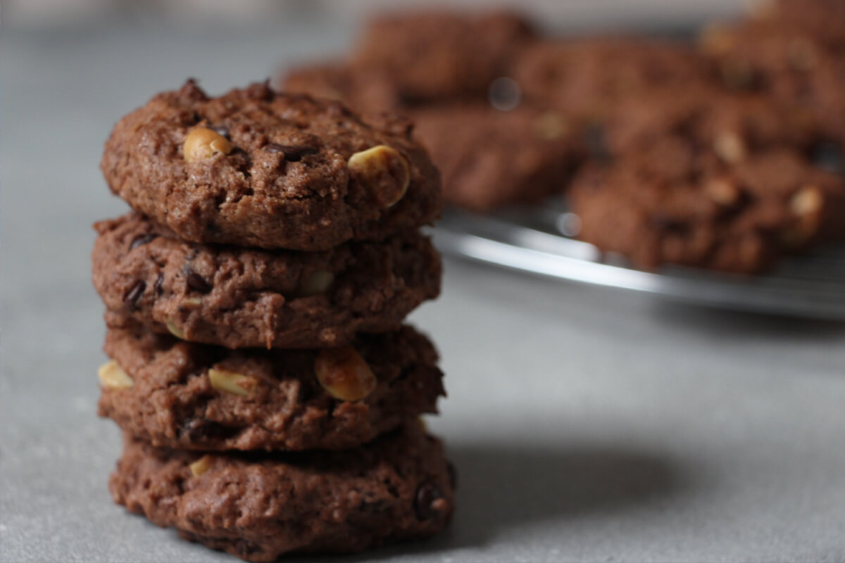 vegane Schoko-Erdnuss Cookies aufeinander gestapelt