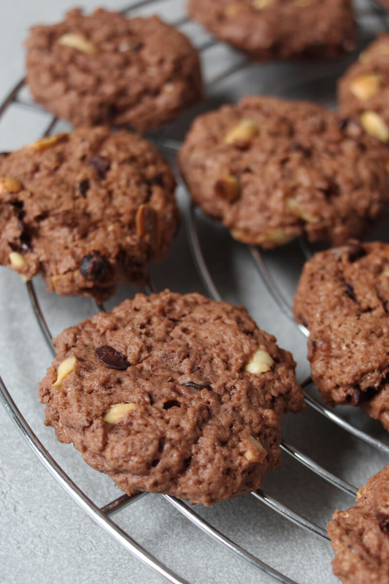 vegane Schoko-Erdnuss Cookies liegen auf einem Kuchenrost