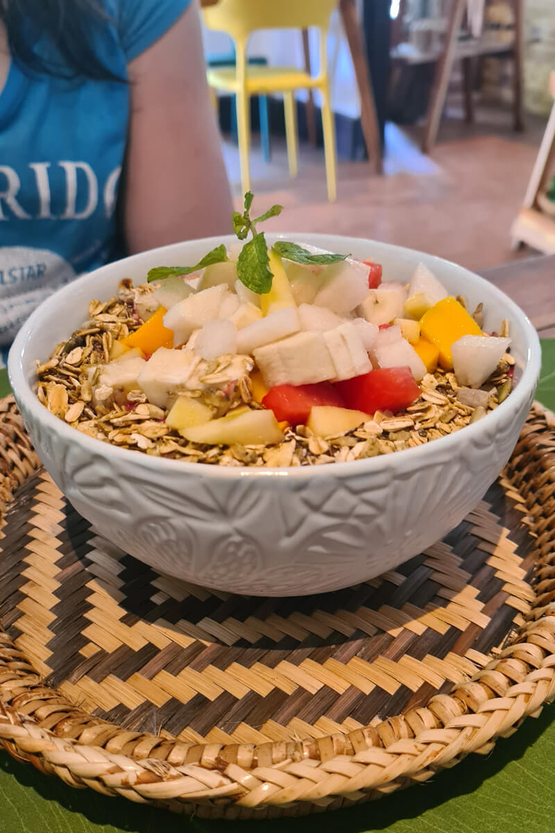 Smoothie Bowl mit Müsli und Obst