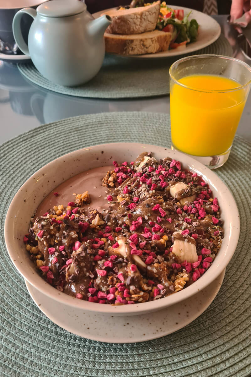 Mocca Smoothie Bowl mit Granola und Früchten