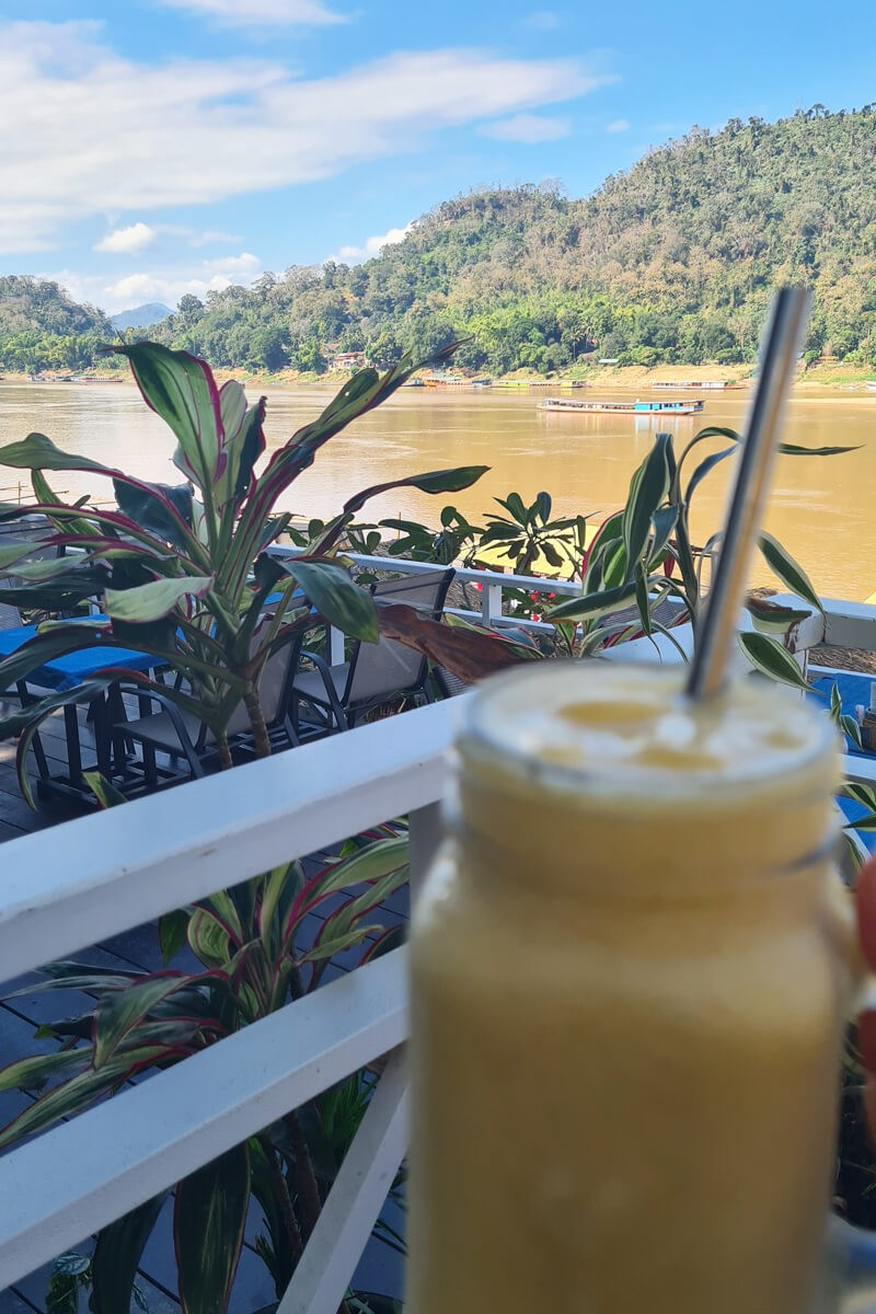 Mango Smoothie mit Blick auf den Mekong