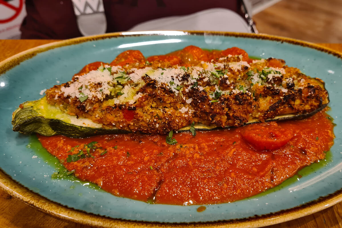 Mit Quinoa gefüllte Zucchini auf Tomatensoße